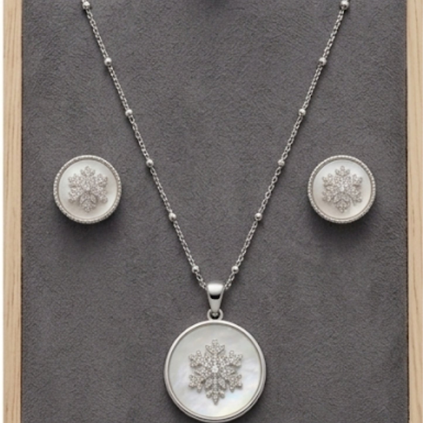 Divina Spark Medallion Set
