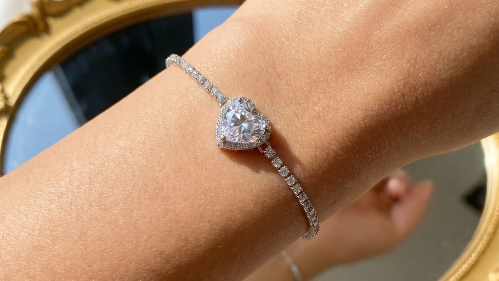 Minimalist Jewelry: Why Less Really Is More