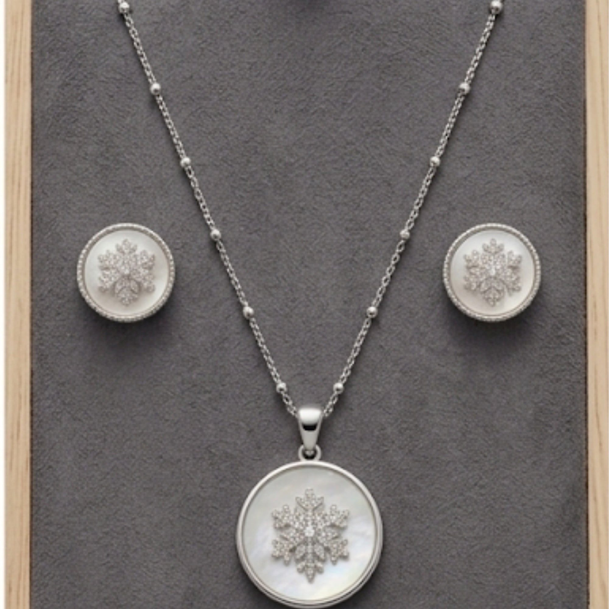 Divina Spark Medallion Set